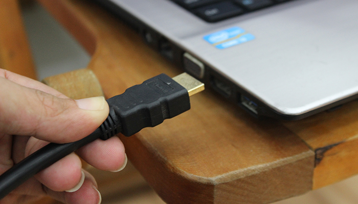 Nối đầu HDMI với cổng HDMI trên laptop